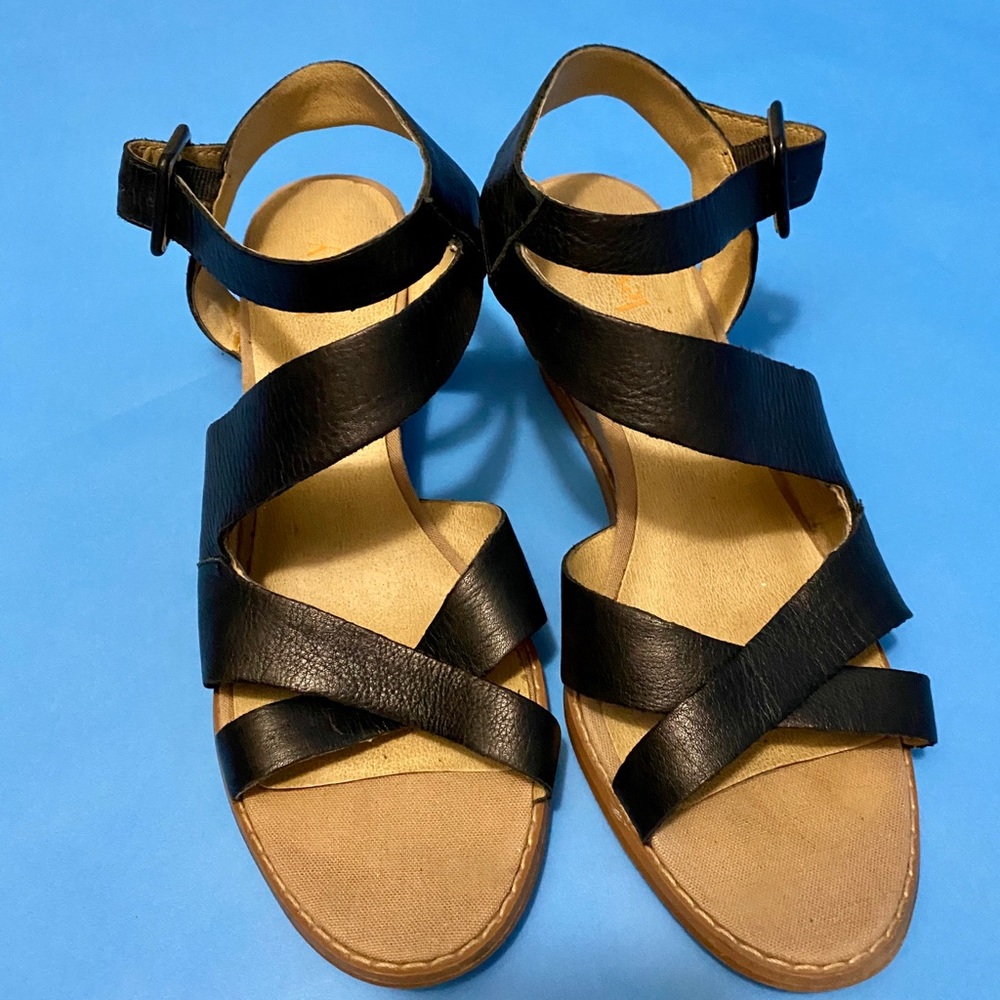 Levity Black Wedges